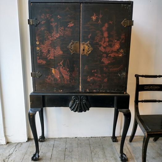C18th lacquered chinoiserie cabinet