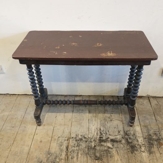 Antique bobbin leg centre table