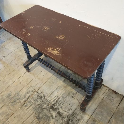 Antique bobbin leg centre table