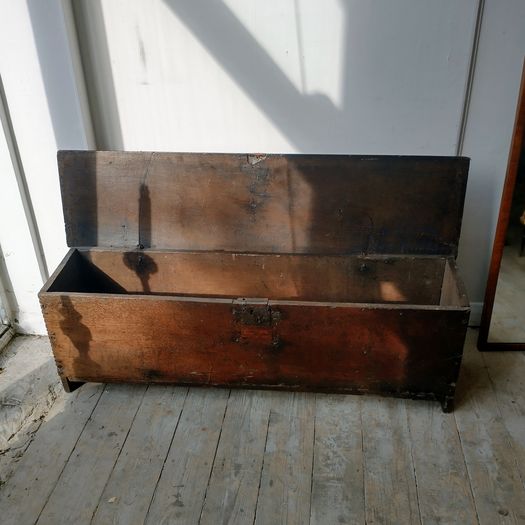 Spanish early C17th oak chest