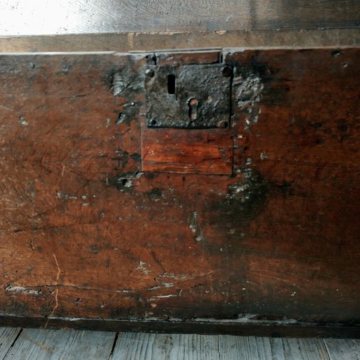 Spanish early C17th oak chest