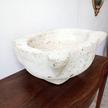 Large C18th marble font