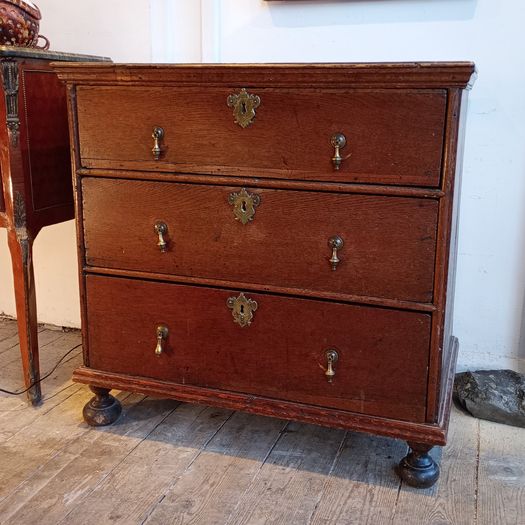 Queen Anne oak bachelor's chest drawers