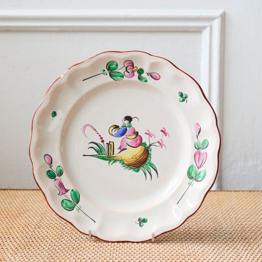 A set of four late 18th / early 19th century French faience hand-painted polychrome decorated Chinoiserie plates