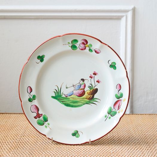 A set of four late 18th / early 19th century French faience hand-painted polychrome decorated Chinoiserie plates