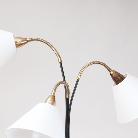 Floor lamp with 3 arms and round base