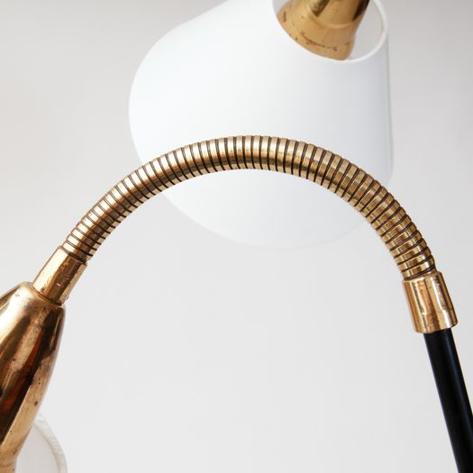Floor lamp with 3 arms and round base