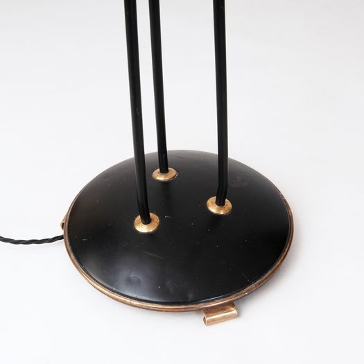 Floor lamp with 3 arms and round base