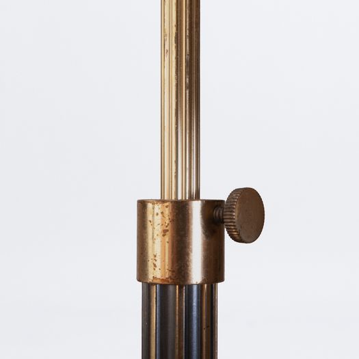 Telescopic floor lamp with fluted stem
