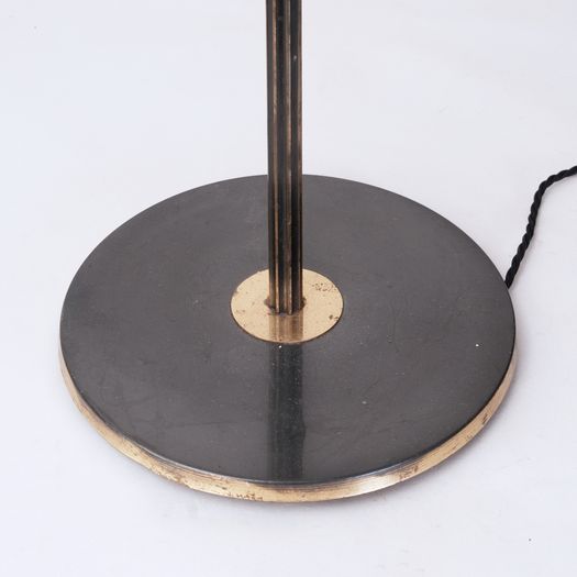 Telescopic floor lamp with fluted stem