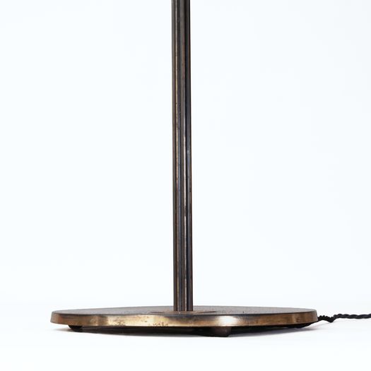 Telescopic floor lamp with fluted stem