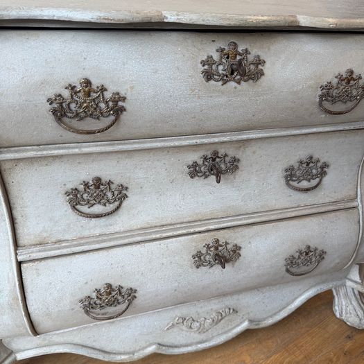 Dutch 18th century bombe chest