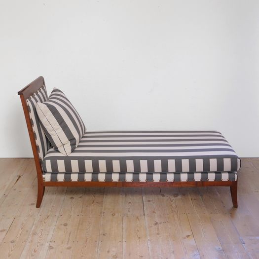 A Neoclassical Daybed