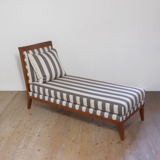 A Neoclassical Daybed