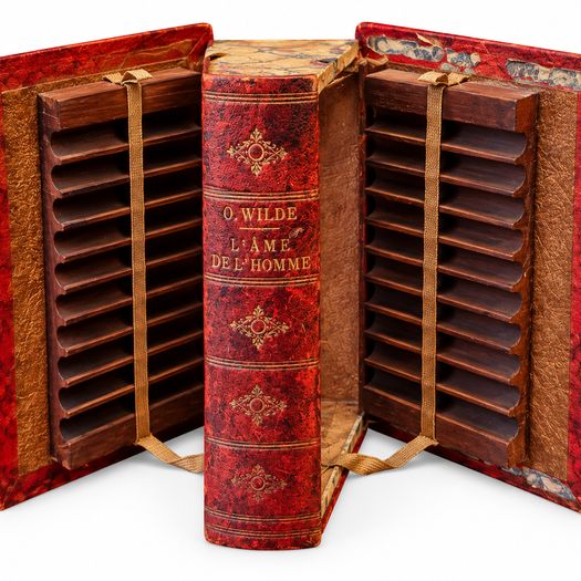 Antique Oscar Wilde Cigarette Holder