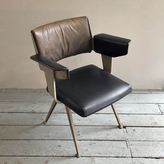 An Ahrend de Cirkel “Resort” chair