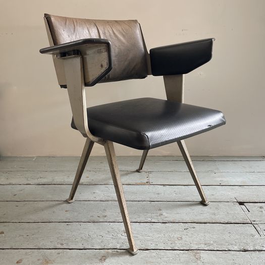 An Ahrend de Cirkel “Resort” chair