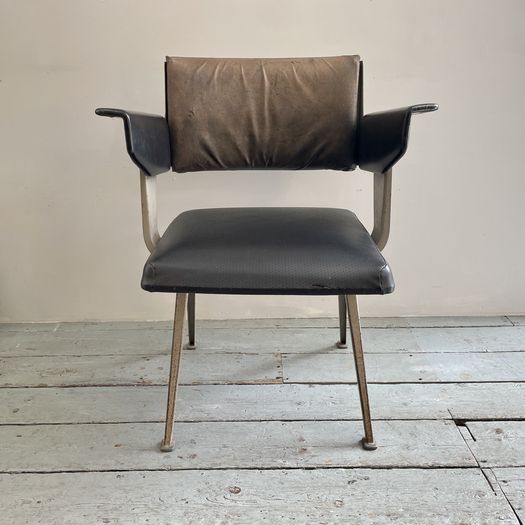 An Ahrend de Cirkel “Resort” chair