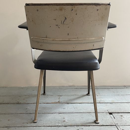 An Ahrend de Cirkel “Resort” chair