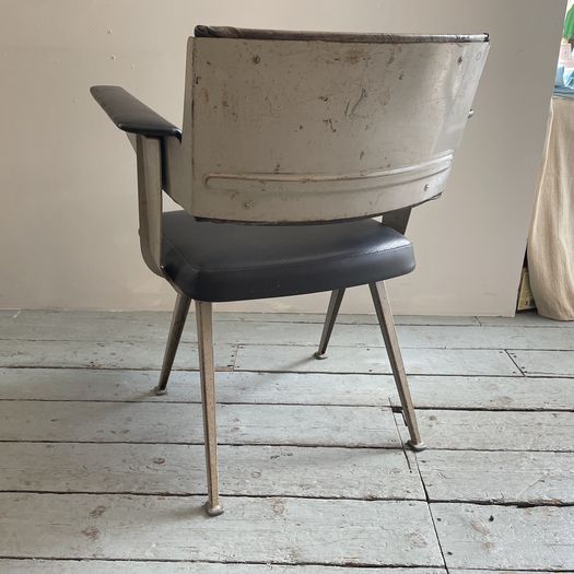 An Ahrend de Cirkel “Resort” chair